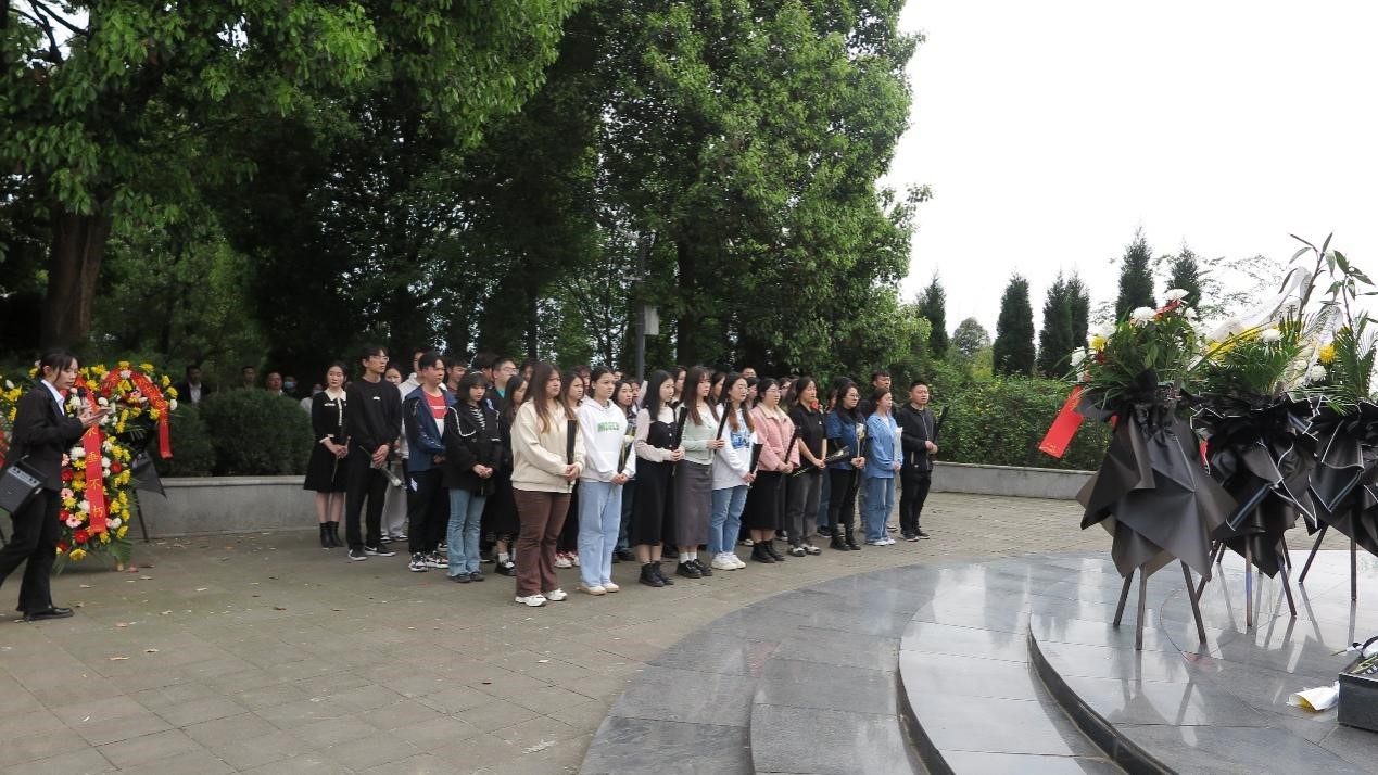 春光可见·生命可爱—天美传媒
学生清明扫墓活动