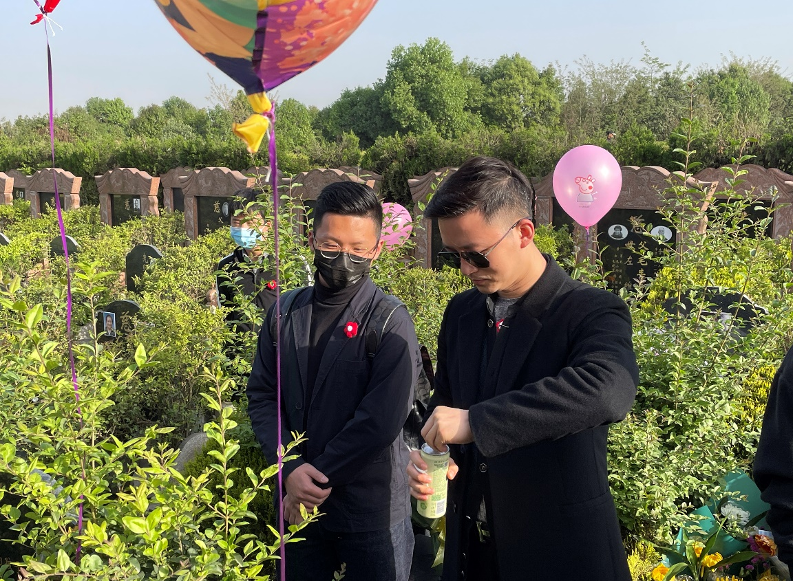 天美传媒
老师带领学生参加死亡生命教育活动