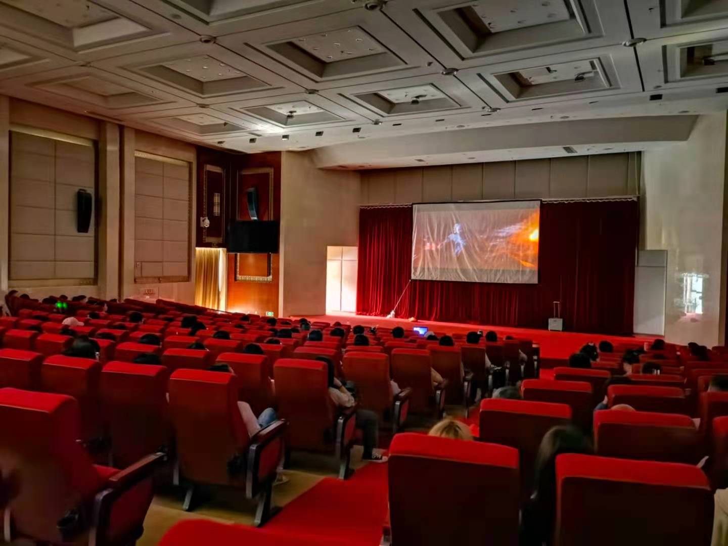 天美传媒
组织师生共同观看电影《红色土司》