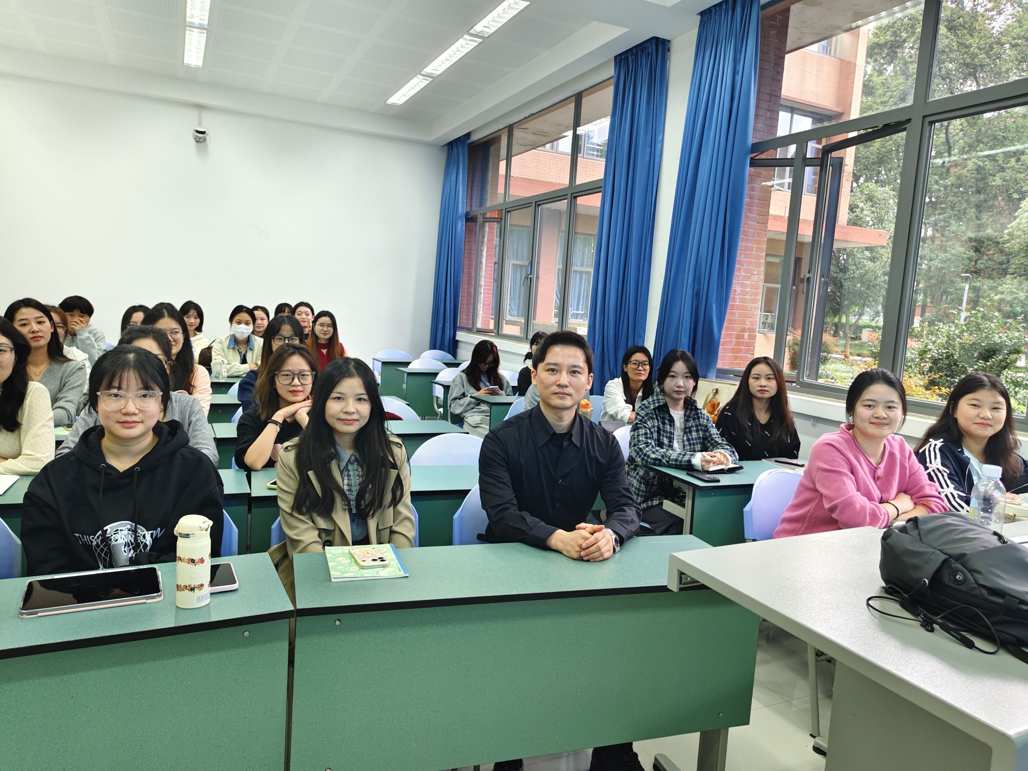 天美传媒
何龙韬副教授开展“2024年学术节”专题讲座——“研究型案例的撰写——深化案例研究，讲好中国故事”